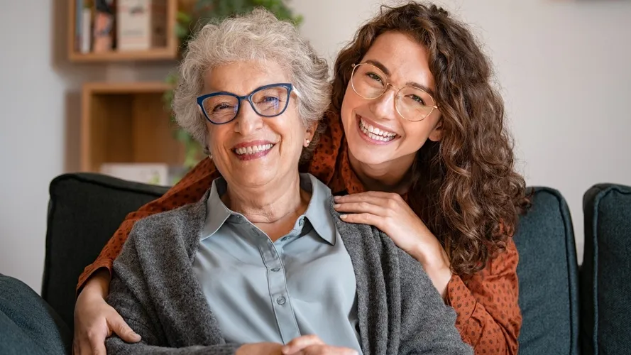 Photo d'une dame âgée et d'une jeune femme souriante